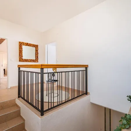 Mendula Zadarvillas * Pridraga